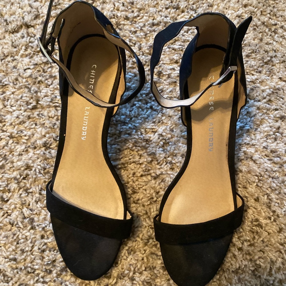 Chinese Laundry black kitten heel with wavy detail, women’s 9.5